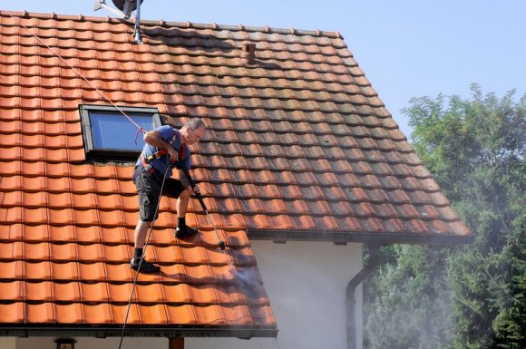 Entreprise pour le démoussage de toiture de particulier Dijon